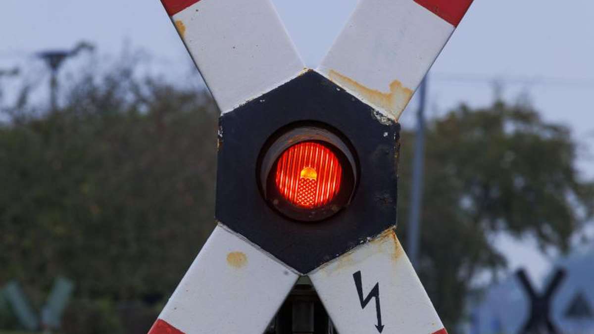 Thüringen: Motorrad bleibt in Gleisen stecken und wird von Zug überrollt