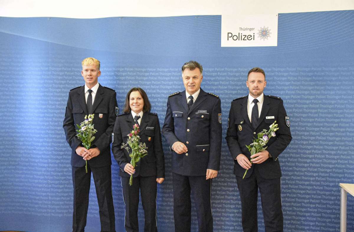 Geehrt: Blumen gab es vom leitenden Polizeidirektor des Bildungszentrums Günter Lierhammer für Tim Oelke (links), Corinna Lechner und Matthias Hahn (rechts). Foto: /Ralf Ilgen
