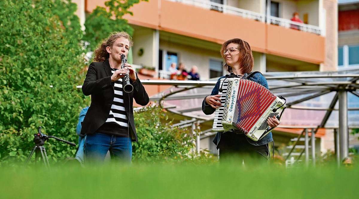 Normalerweise treten Susi Evans und Szilvia Csaranko weltweit zu Festivals und Konzerten auf. Am Montag waren sie in Suhl unterwegs. Fotos: frankphoto.de