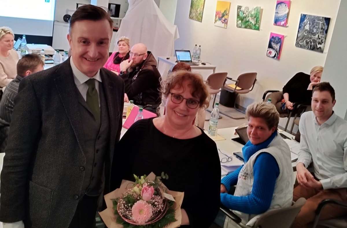 Mit einem Blumenstrauß wurde  Ulrike  Rönnecke   im Sozialausschuss von Bürgermeister Klaus Bohl verabschiedet. Foto: Susanne Möller