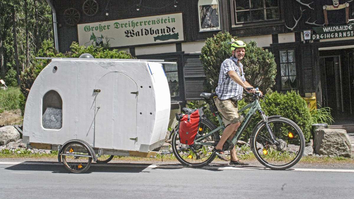 Mit dem E-Bike unterwegs: Schlafanhänger fürs Rad Marke Eigenbau