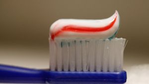 Zahnpasta auf dem Prüfstand: Bekannte Marken erhalten von Öko-Test die Note „ungenügend“
