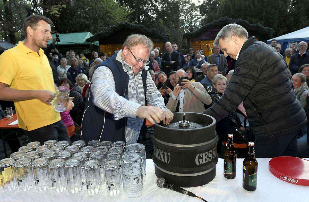 Heimisches Bier zum Stadtfest: Bürgermeister Heiko Voigt (rechts) beim Bieranstich.