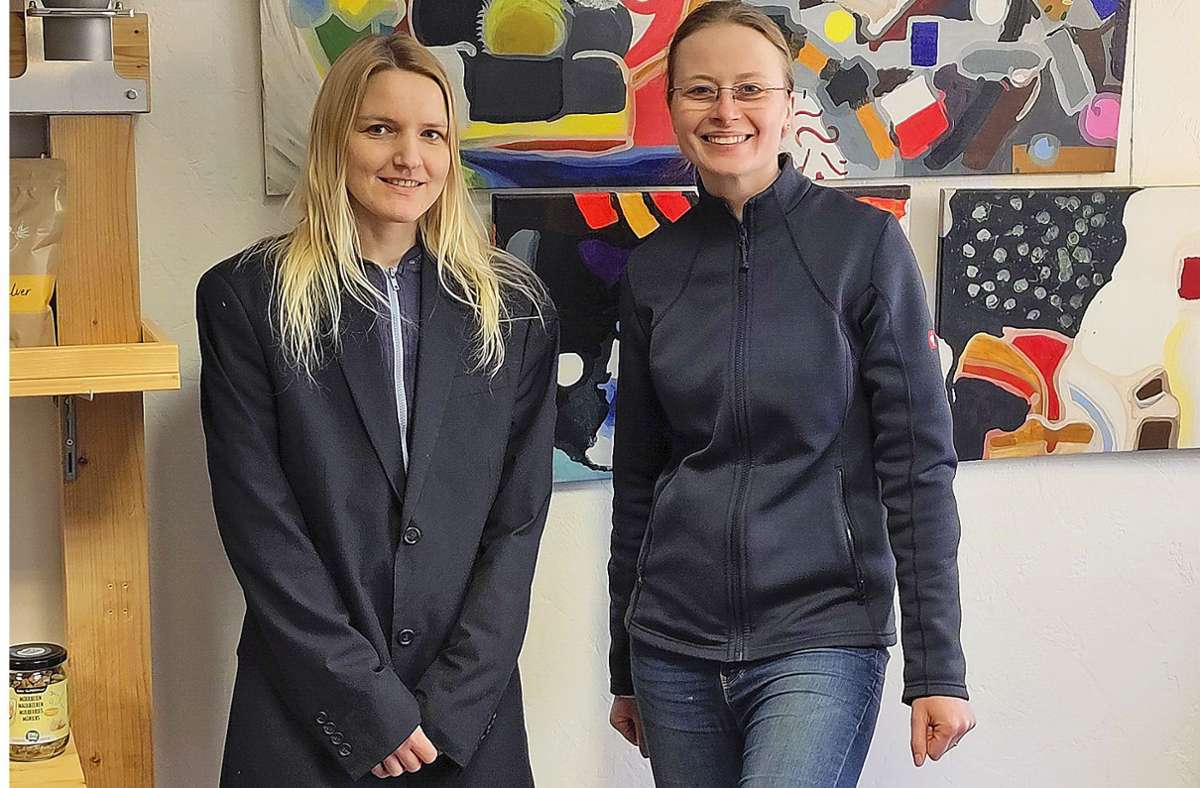 Künstlerin Tina Trojca  (links) und Ladeninhaberin Sandra Kiesewetter   könnten sich in einiger Zeit auch  eine zweite Ausstellung vorstellen.