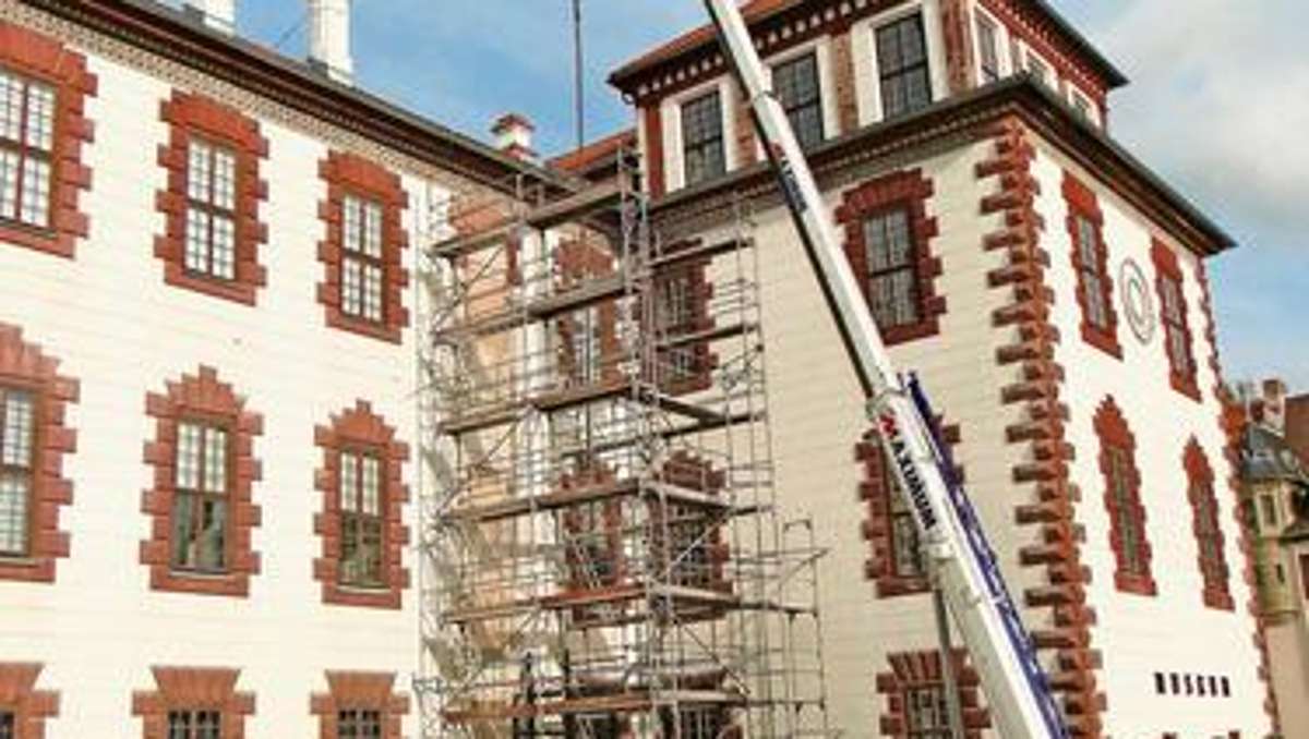 Meiningen: Stahlgerüst für Außenlift aus Glas am Schloss