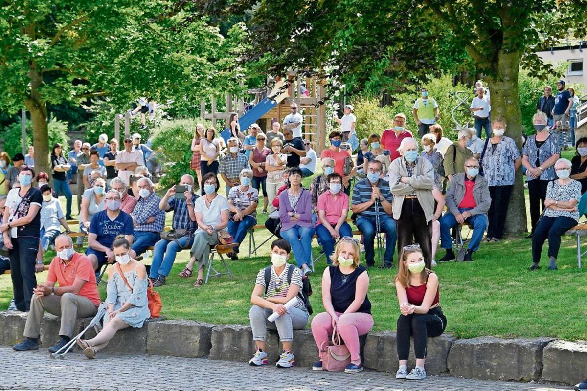 Mehr als 300 Menschen protestierten am Montagnachmittag im Unterbreizbacher Kulturpark gegen die von der Allgemeinmedizinerin beantragte Verlegung des Arztsitzes nach Geisa. Fotos (2): Heiko Matz