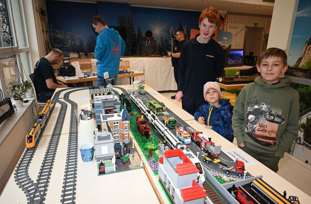 Alexander Krech ist stolz auf seine Lego Eisenbahn.