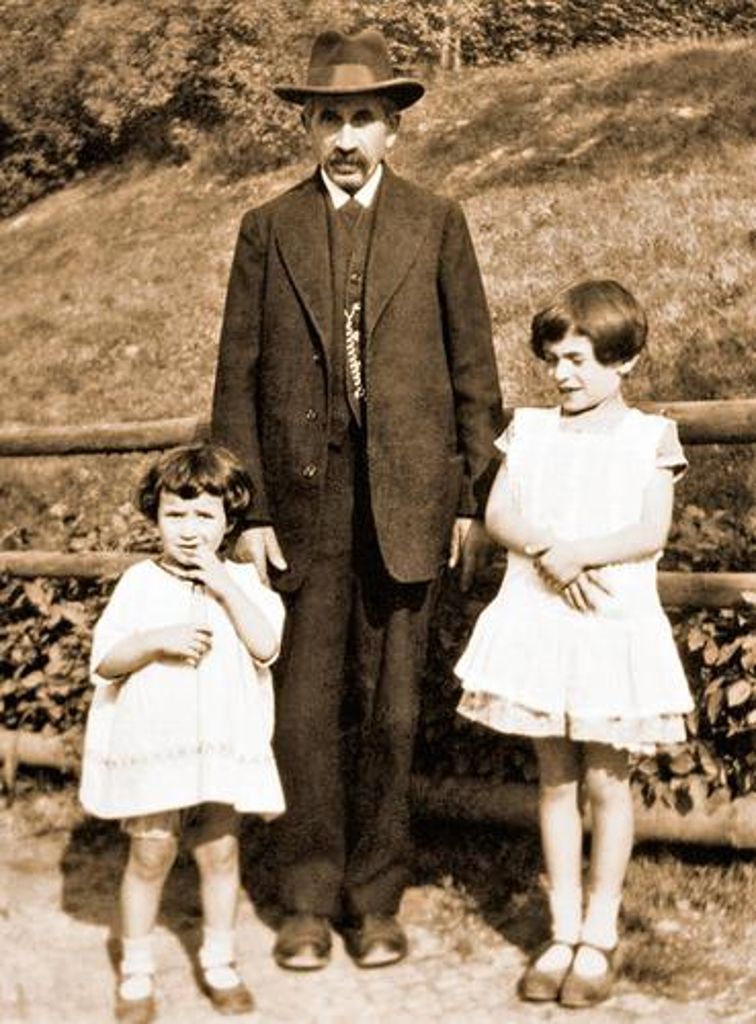 Ruth (links) und Ursula mit ihrem Großvater Josef Döllefeld aus Rotenburg. Quelle: Stadt- und Kreisarchiv Schmalkalden Quelle: Unbekannt