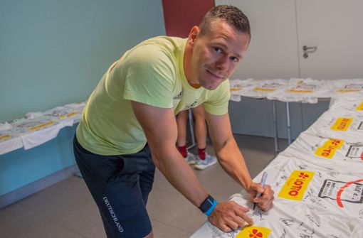 Begehrtes Autogramm: Christopher Grotheer signiert die Trikots der Olympiaauswahl vom Benefizspiel. Foto: Gerhard / König