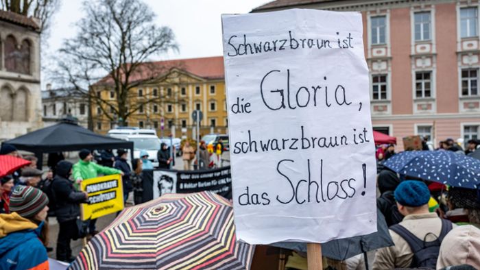 Kundgebung gegen Rechtsextremismus vor Schloss Emmeram