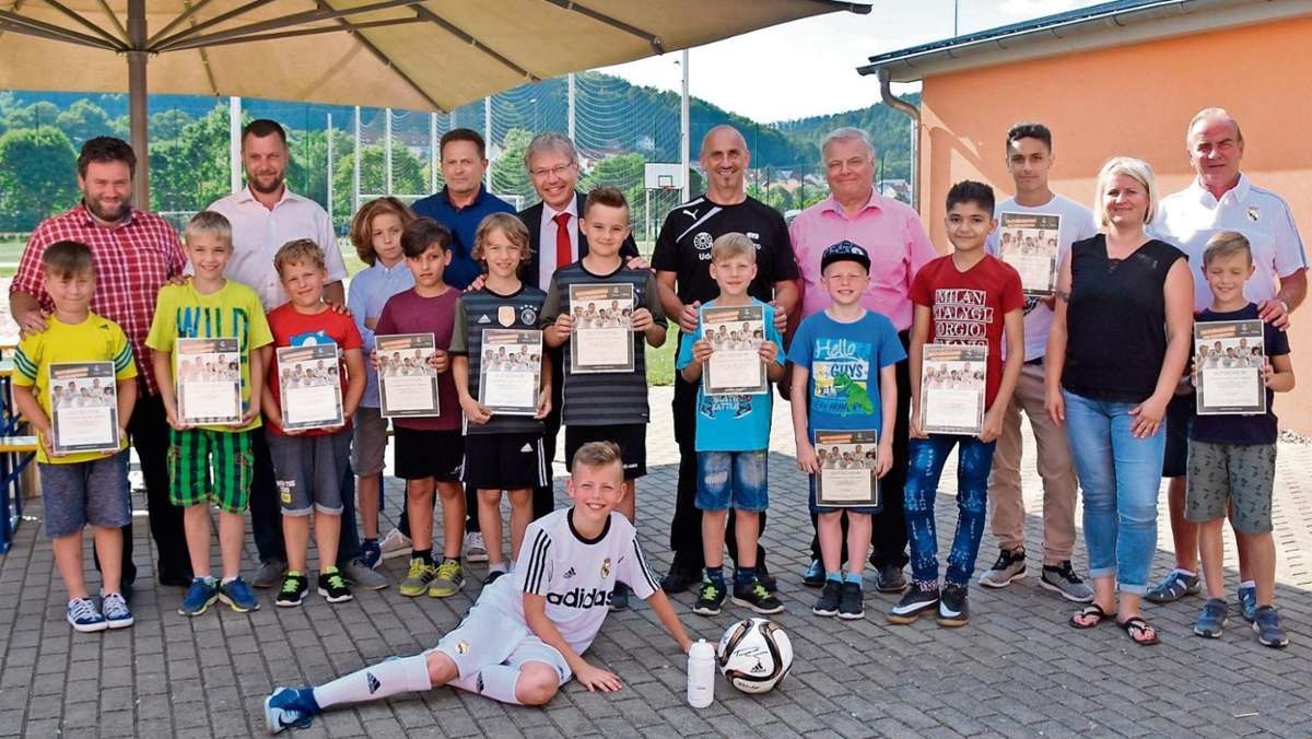 Meiningen: Viel heimische Unterstützung für künftige Fußballstars
