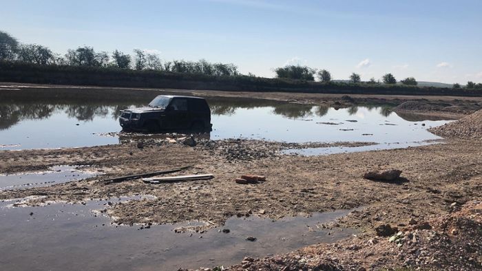 Mit Wagen durch Kiessee: 18-Jähriger testet Auto und bleibt stecken