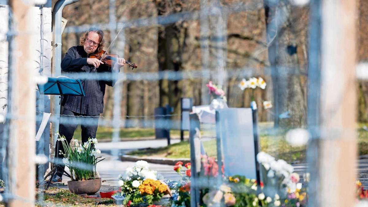 Thüringen: Gedenken in Buchenwald: Einsam, aber eindringlich