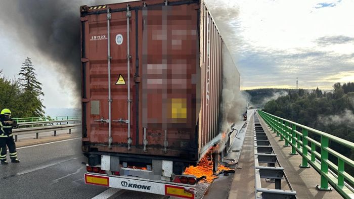 Holzlaster fängt im Rennsteigtunnel an zu brennen