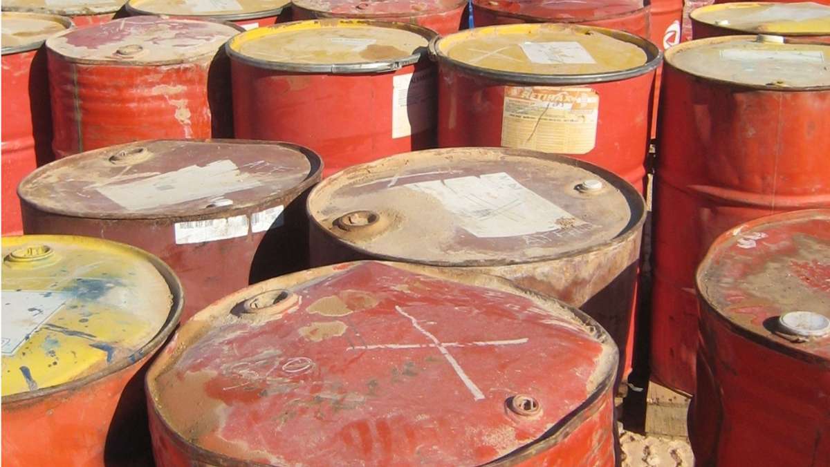 Polizei ermittelt : Einfach entsorgt: 250-Liter-Ölfass läuft aus