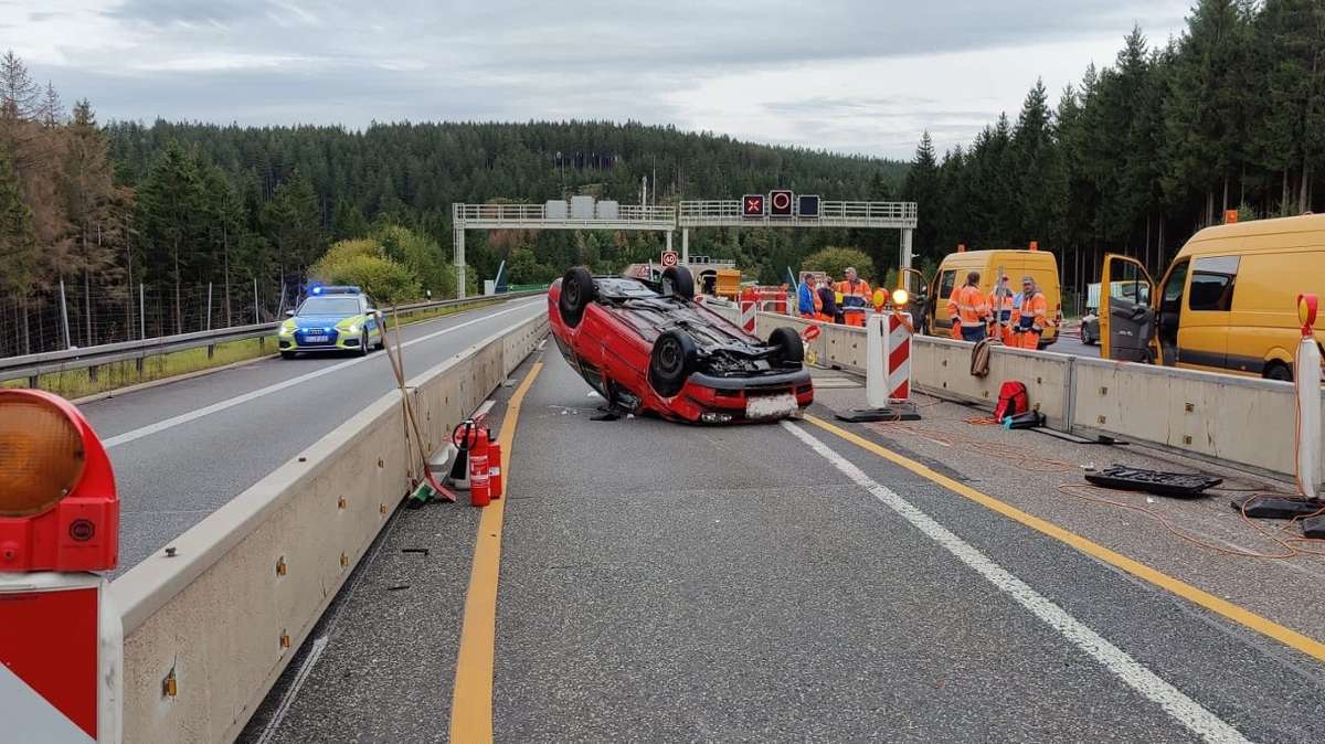 Rennsteigtunnel gesperrt: A71: Auto überschlägt sich