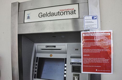 „Es kommt verstärkt zu Ausfällen unserer Geldautomaten“ – Ein Hinweiszettel hängt am Geldautomaten vor dem Kaufland-Markt. Foto:  