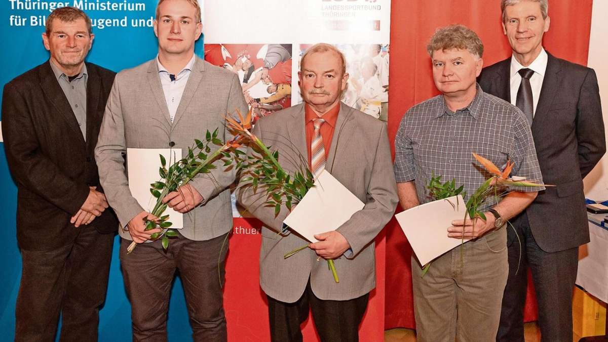 Lokalsport Bad Salzungen: Dominik Vogt vom Fischbacher SV erhält Ehrenurkunde