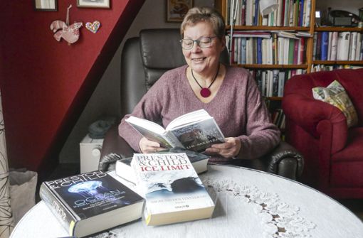Helena Kreibich als Ex-Buchhändlerin möchte den „Lesezirkel Fundsachen“ ins Leben rufen. Foto: Karl-Heinz Veit