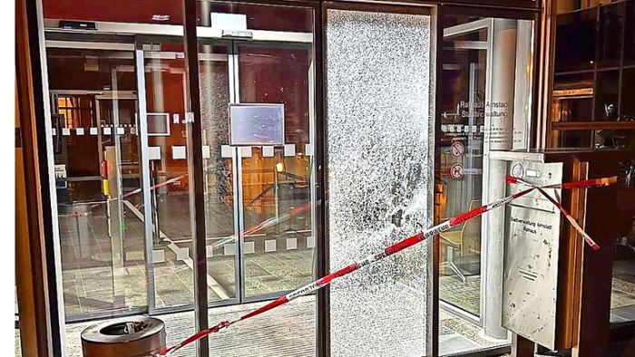 Glasfront am Rathaus zerstört