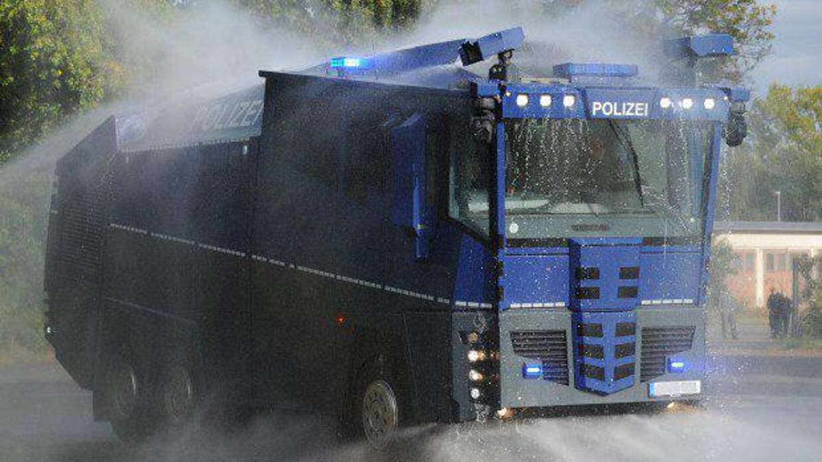 Regionalsport: Polizei setzt Wasserwerfer gegen randalierende Jena-Fans ein