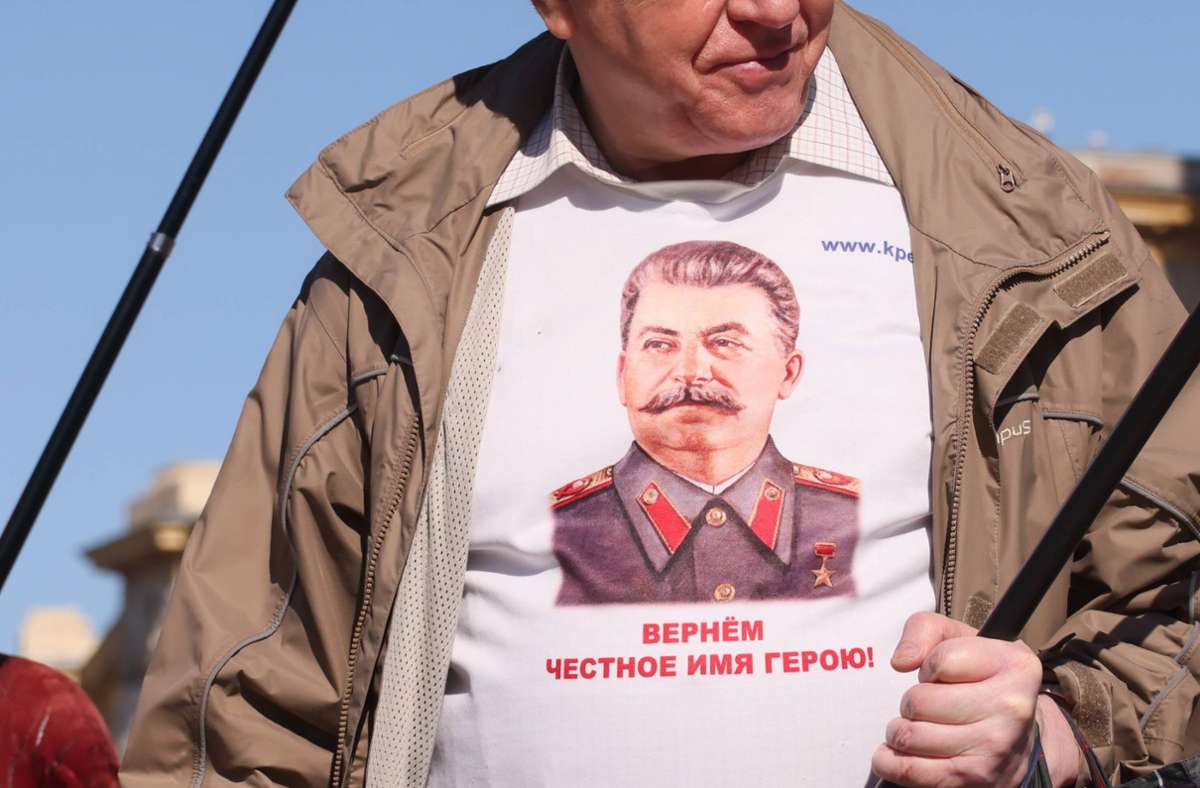 Stalin Renaissance in Russland. „Gebt uns den ehrenhaften Ruf der Helden zurück!“, fordert der Mann auf seinem Stalin-T-Shirt. Seit der Jahrtausendwende werden auch wieder Denkmäler für einen der größten Massenmörder der Geschichte aufgestellt.