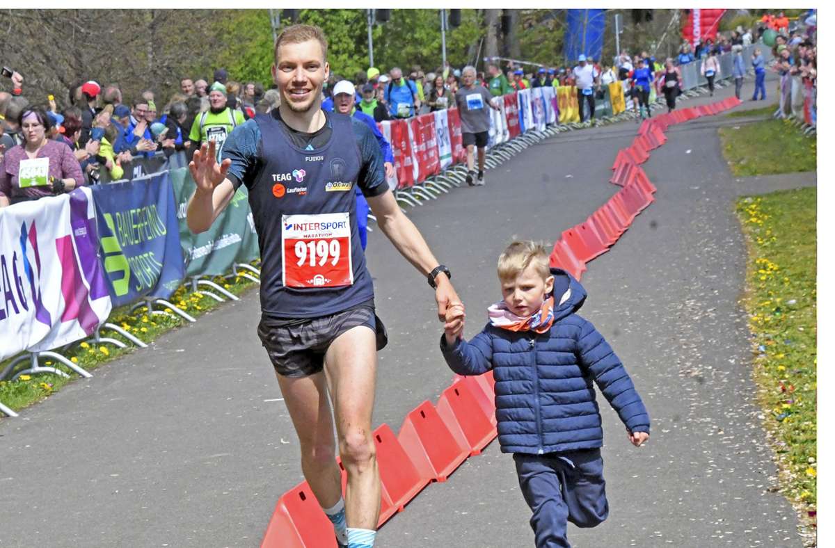 Zieleinlauf mit dem Nachwuchs: Der Großbreitenbacher Marcel Bräutigam nimmt  Leon mit auf die letzten Meter ins „schönste Ziel der Welt“ und zu Platz drei im Marathon