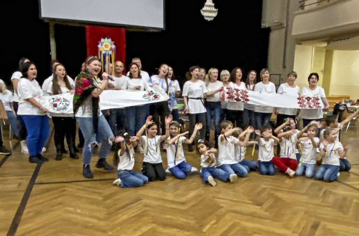 Ein weihnachtliches Programm aus der Heimat präsentierten zur Internationalen Adventsfeier im Meininger Volkshaus ukrainische Frauen mit ihren Kindern.
