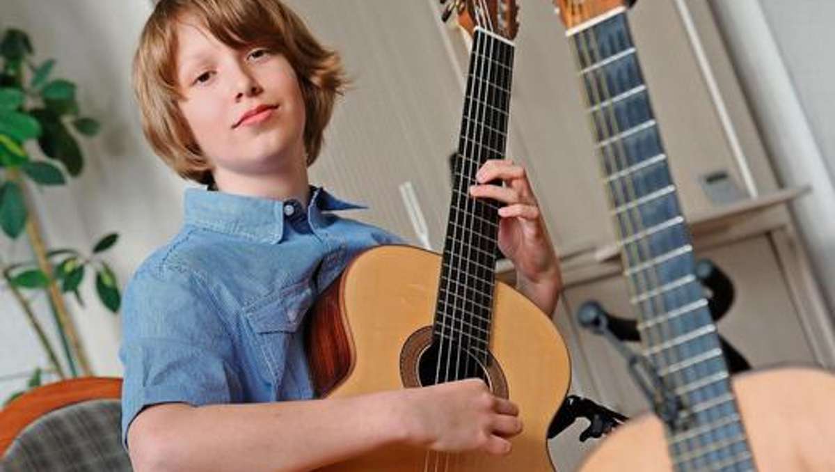 Zella-Mehlis: Schon als Dreijähriger zupfte Julius die Plastegitarre