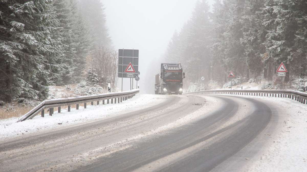 Thüringen: Schneeregen und spiegelglatte Straßen behindern Verkehr