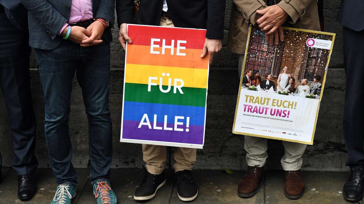 Nachbar-Regionen: Nach Beschluss zur Ehe für alle: Regenbogenflagge vor Staatskanzlei
