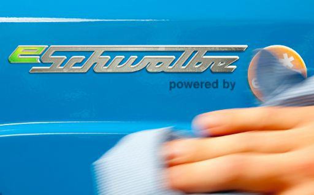 Das Logo eines Prototypen des elektrisch angetriebenen Zweirades «e-Schwalbe».