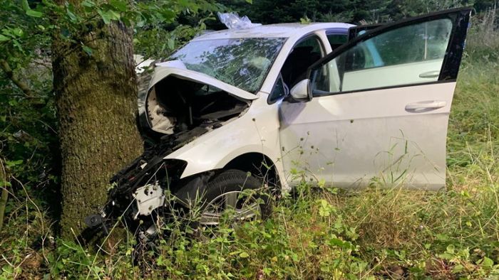  33-jähriger Autofahrer lebensbedrohlich verletzt