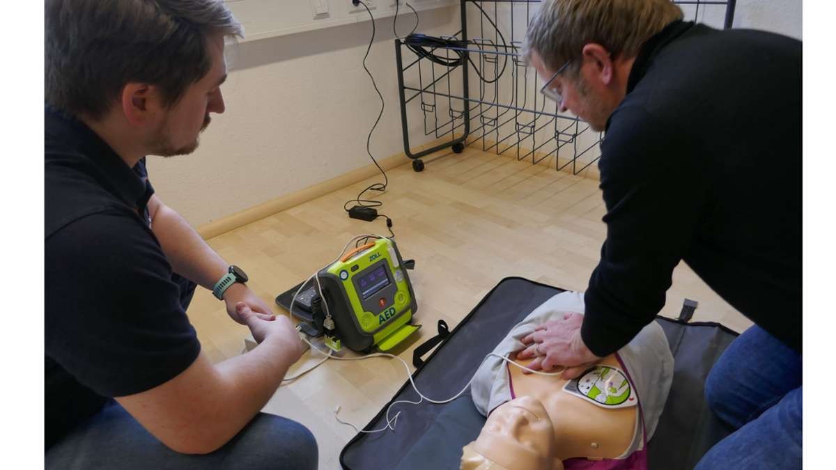 Übung mit Defibrillator: Gemeinde-Mitarbeiter im Geratal  üben für den Ernstfall
