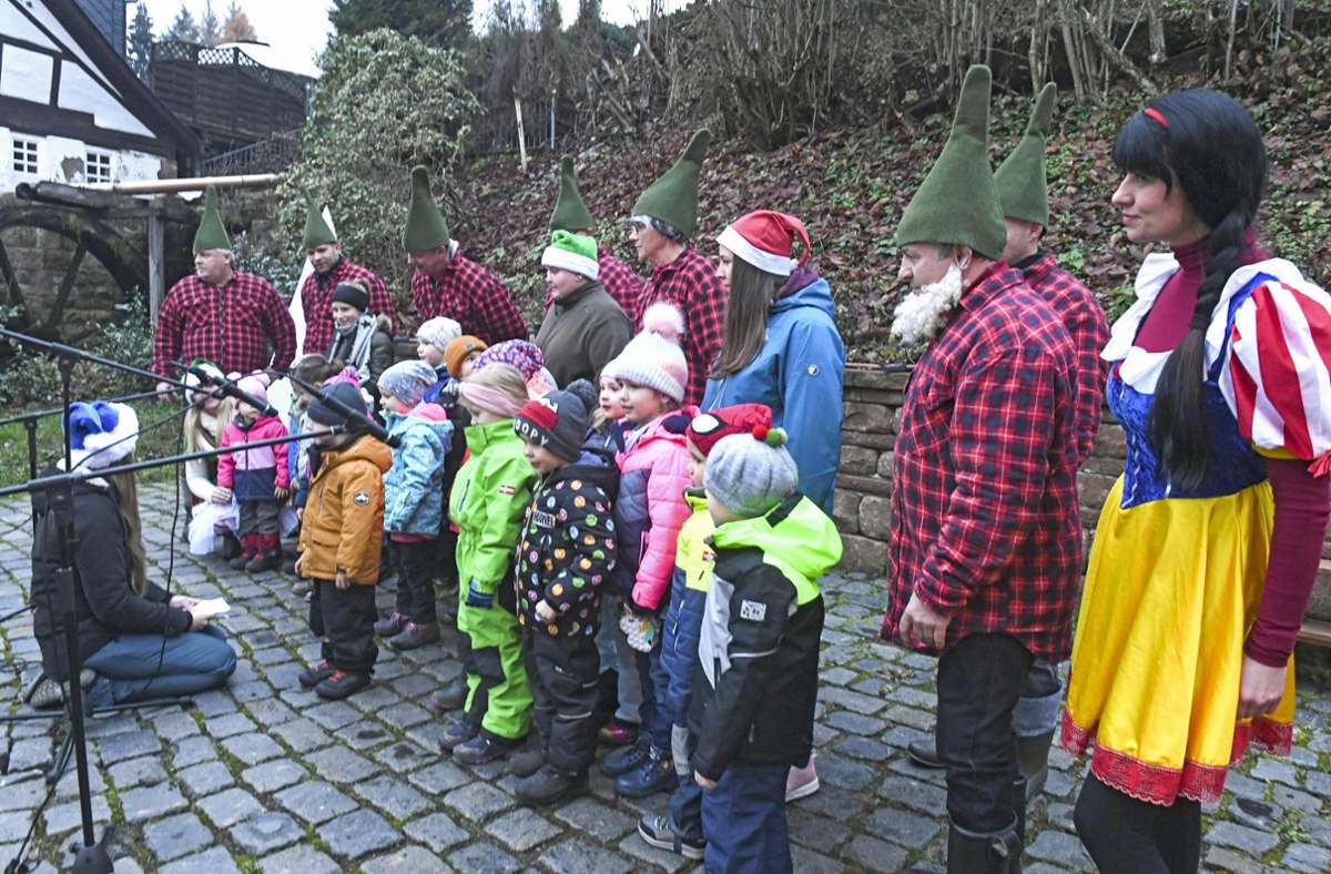 Wenn die Albrechtser den Advent feiern, dann sind Schneewittchen und ihre Zwerge sowie die Kindergartenkinder von den Waldstrolchen nicht weit. Gemeinsam gestalten sie am Samstag das Bühnenprogramm.