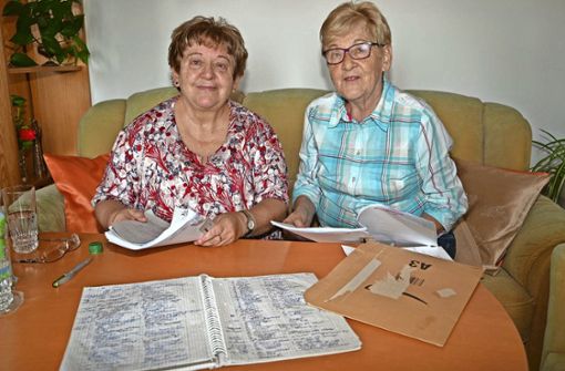 Doris Danz und ihre Schwester Renate wollen, dass alte mundartliche Ausdrücke nicht verloren gehen. Sie  sammelten sie und schrieben sie auf. Foto: Annett Recknagel