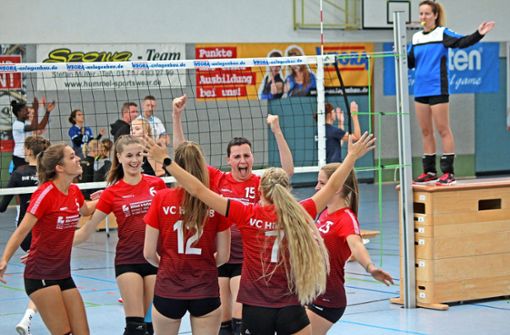 Kollektiver Jubel des VC HiLa im Spiel gegen die U20-Auswahl der Volley Juniors Thüringen (von links) :  Julia Thein („Jule“),  Enny Löhnert („Blockahontas“),  Marlene Six,  Claudia Wagner („Muuddii“),  Verena Finsel („Reni“) und  Anna Markert. Foto:  
