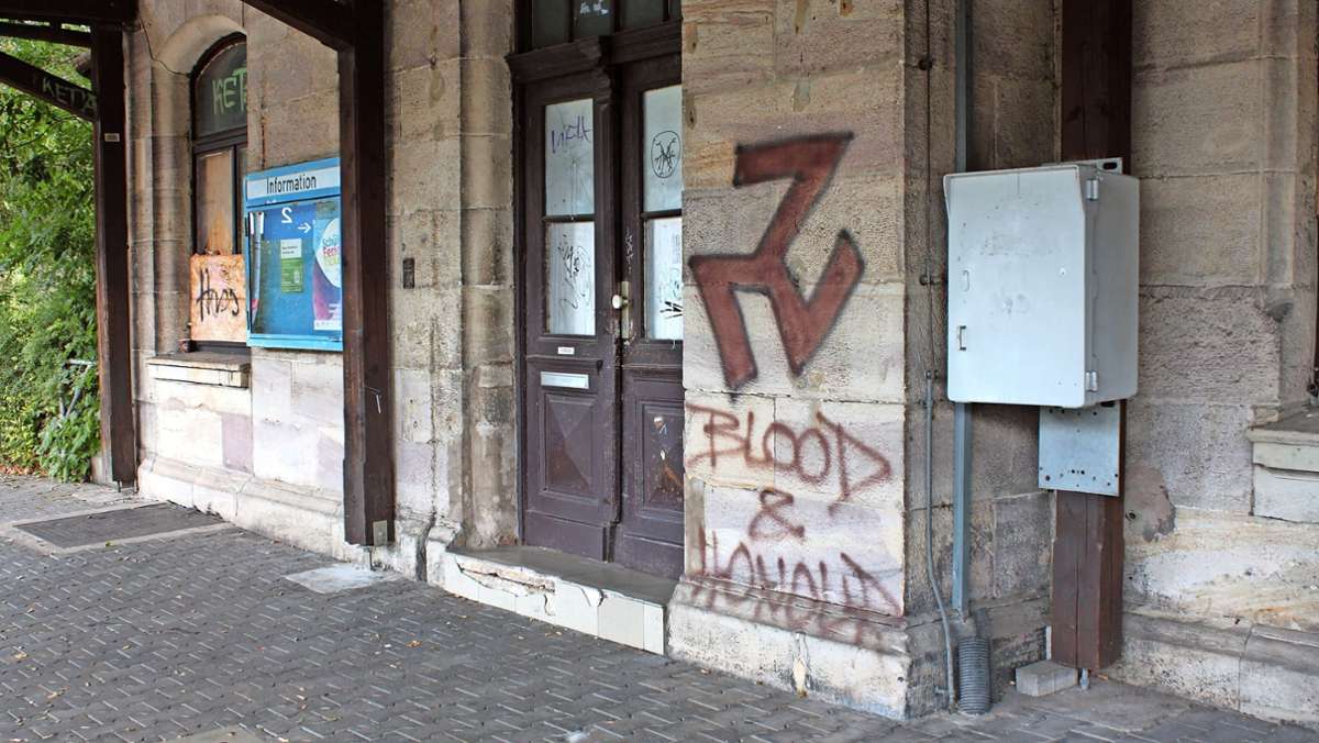 Am Bahnhof in Hildburghausen: Falsches Kreuz am falschen Ort