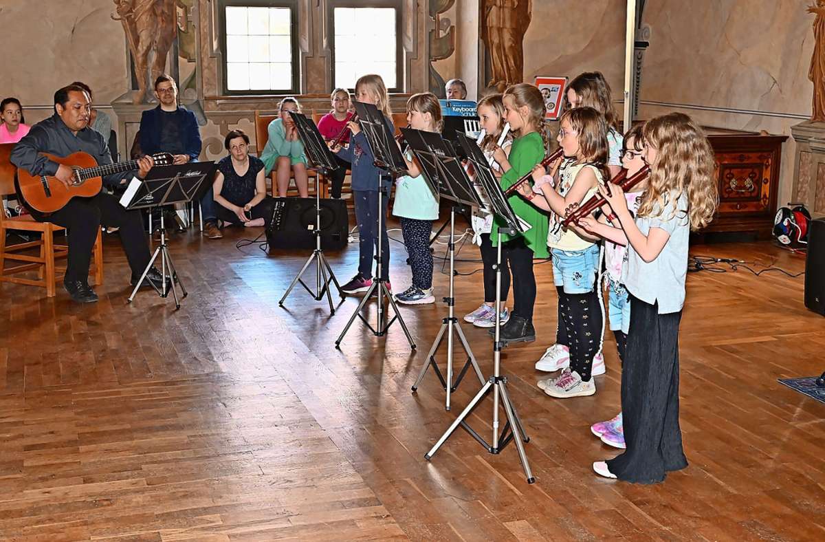 Ganz neu dabei hatten die Flötenkinder der Grundschule in Wernshausen ihren ersten Auftritt.