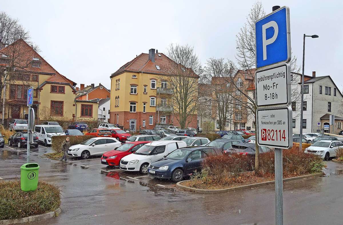 Auf dem städtischen Parkplatz am Mühlgraben (auch an der Schloßmauer und in der Erfurter Straße) gilt weiter das  „Parken frei ab drei“. Foto: Uwe Appelfeller