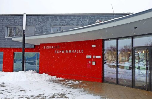 Am gemeinsamen Eingang von Eishalle und Schwimmhalle in Ilmenau hängen unterschiedliche Hinweise: Eine Halle ist geschlossen, die andere zumindest im 2G-Plus-Modus geöffnet. Foto: Uwe Appelfeller