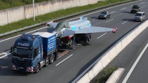 Kampfjet rollt über die Autobahn 9