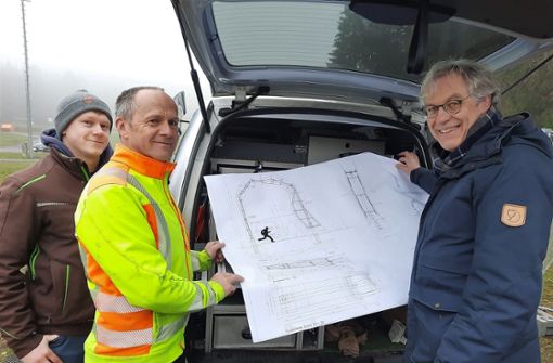 Bernd Palme (rechts) schaut mit Julian Mahr und Nico Rostalski (von links) vom Vermessungsunternehmen auf die Pläne. Foto: Jennifer Brüsch