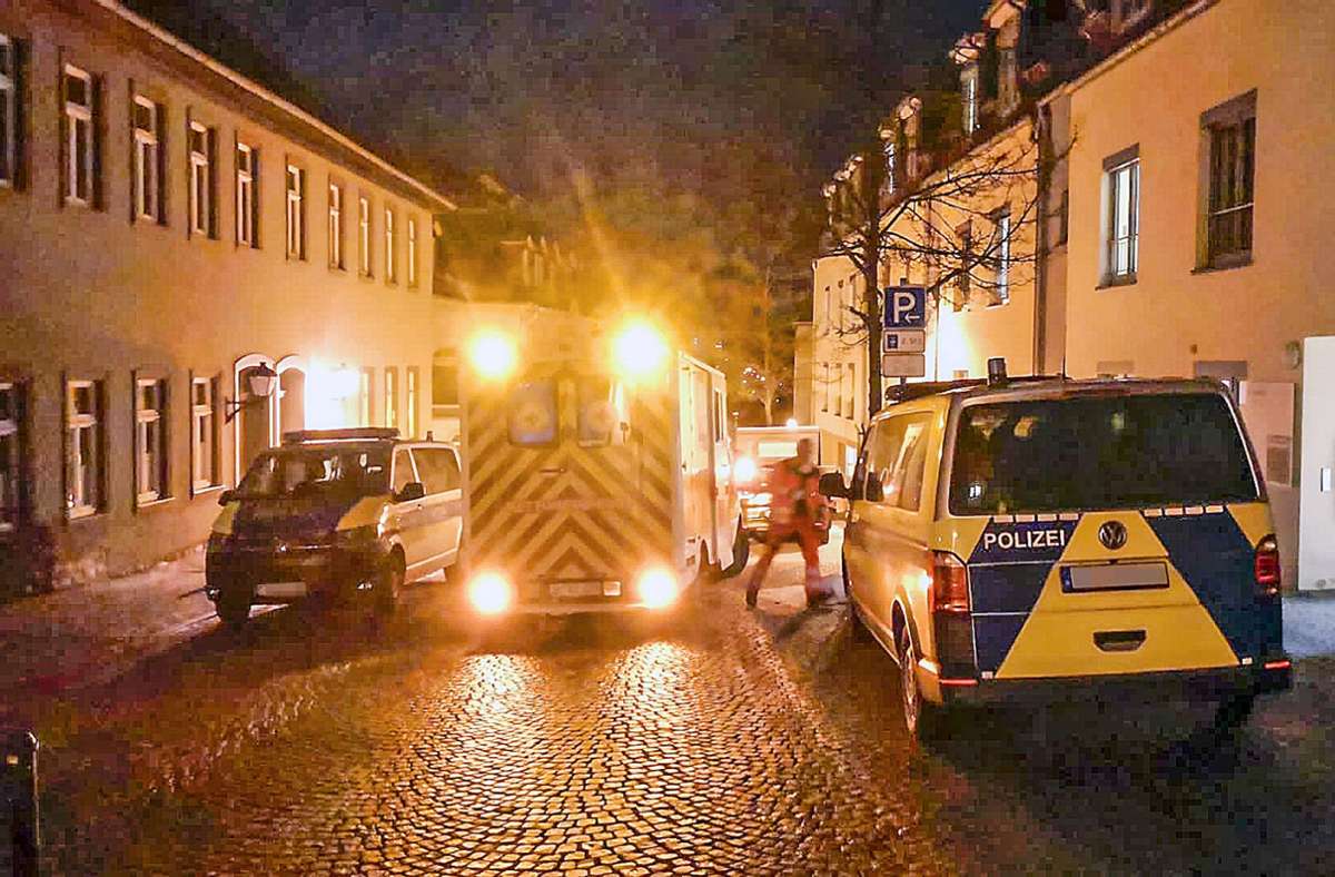 Polizei und Rettungsdienst vor dem Jakobushof. Foto: Steffen Ittig