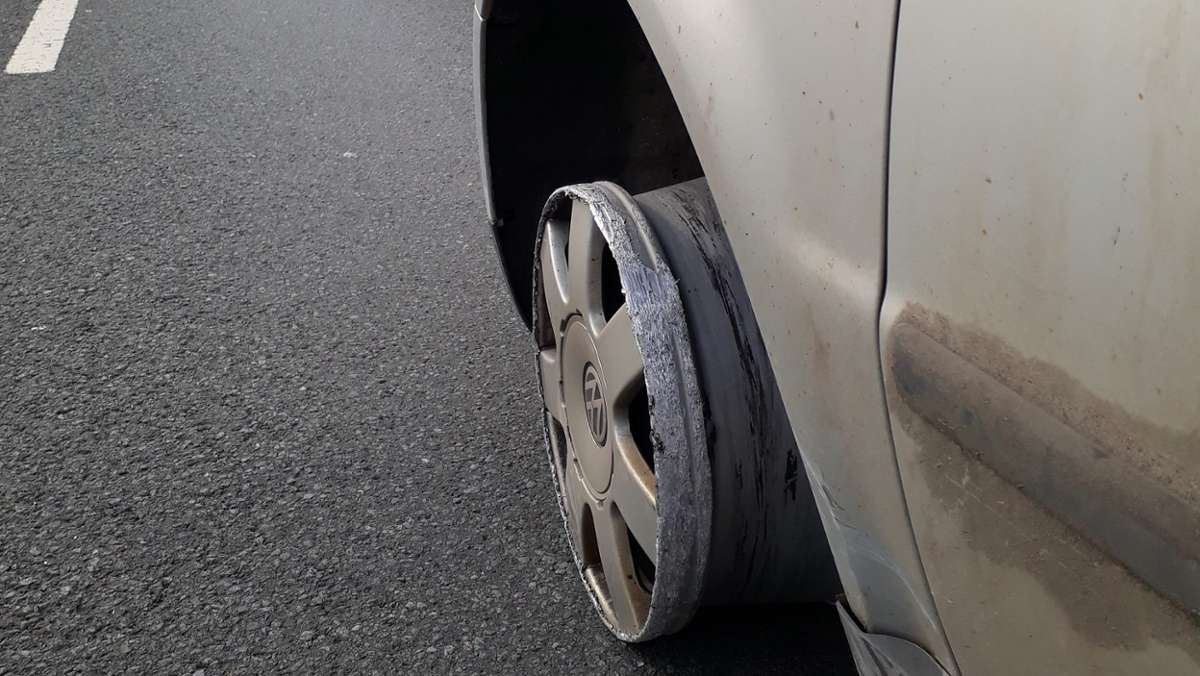 Thüringen: Auto schlängelt sich ohne Reifen über Bundesstraße