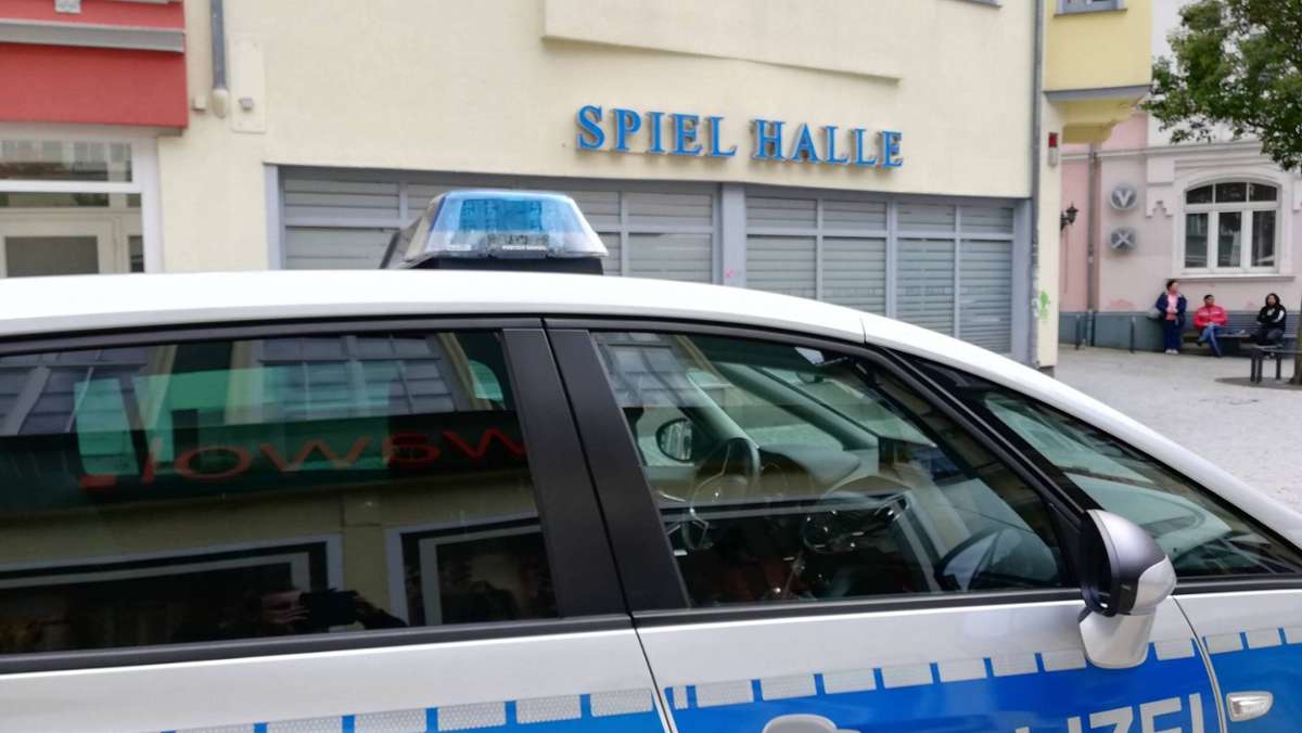 Ilmenau: Spielhalle in Ilmenau überfallen: Maskierter Täter flüchtet