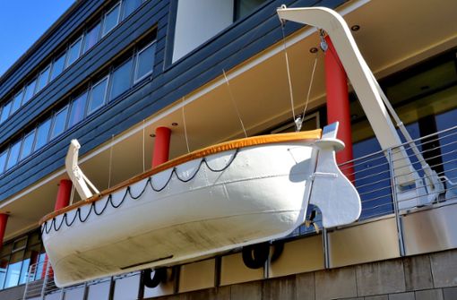 Auch Kunst am Bau soll Fragen aufwerfen und zum Grübeln anregen. So wie hier das schwere, alte Rettungsboot am heutigen ITZ Bund. Foto: Klaus-Ulrich Hubert