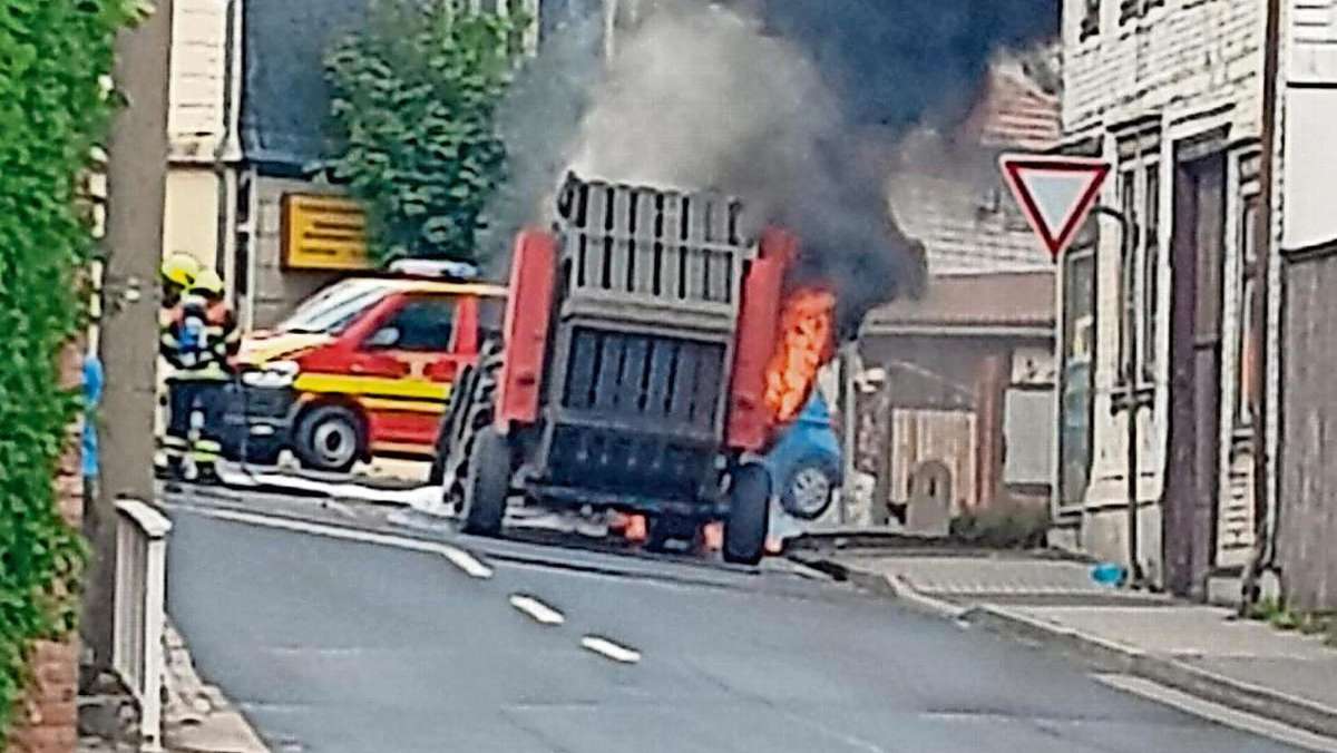 Ilmenau: Traktor brennt in Langewiesen lichterloh