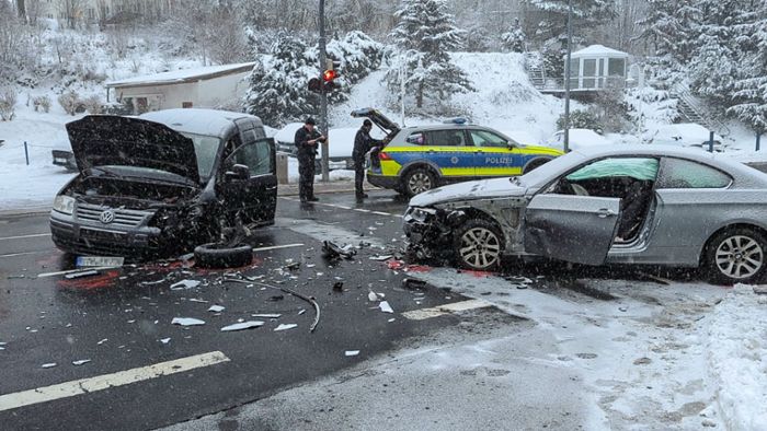 Auto übersehen: Zwei Verletzte bei Unfall in Ilmenau
