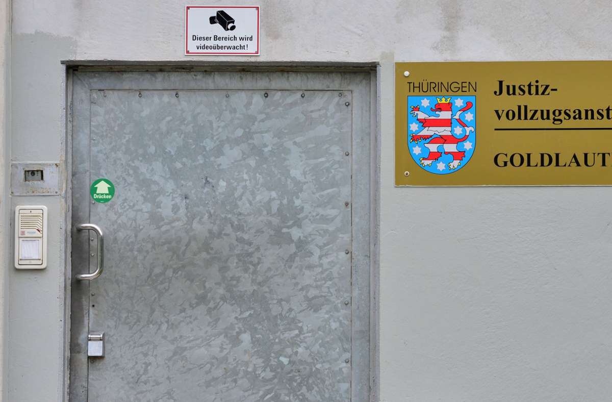 Eine gesicherte Tür des Gefängnisses in Suhl-Goldlauter. Foto: dpa/Martin Schutt